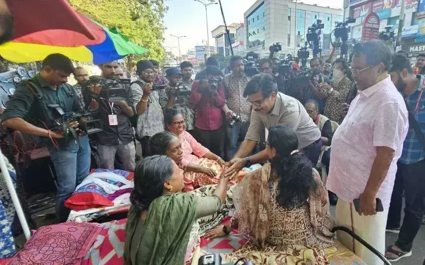 विपक्ष ने ASHA कार्यकर्ताओं के समर्थन में निकाला मार्च, सतीशन ने जुझारूपन की सराहना की विपक्ष ने ASHA कार्यकर्ताओं के समर्थन में निकाला मार्च, सतीशन ने जुझारूपन की सराहना की
