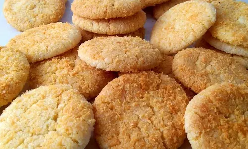 Coconut Biscuits: घर पर बना व्यंजन स्वादिष्ट और स्वास्थ्यवर्धक Coconut Biscuits: घर पर बना व्यंजन स्वादिष्ट और स्वास्थ्यवर्धक