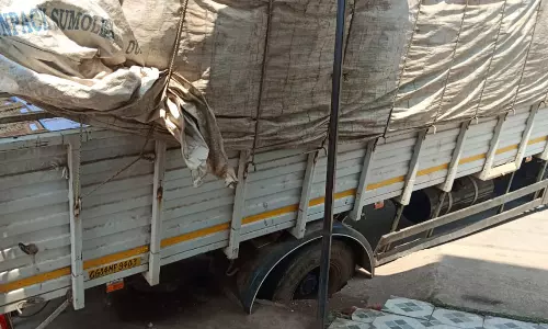 राजनांदगांव में शराब सप्लाई में लगे वाहन हादसे का शिकार राजनांदगांव में शराब सप्लाई में लगे वाहन हादसे का शिकार