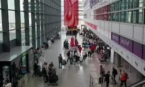 बिजली गुल होने के बाद लंदन का हीथ्रो हवाई अड्डा बंद बिजली गुल होने के बाद लंदन का हीथ्रो हवाई अड्डा बंद