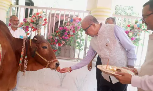 राज्यपाल रमेन डेका ने गौशाला में की पूजा अर्चना राज्यपाल रमेन डेका ने गौशाला में की पूजा अर्चना