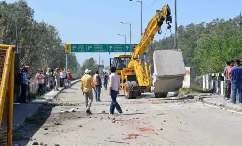 Punjab: किसानों पर कार्रवाई, राज्य भर में विरोध प्रदर्शन के दौरान 1,000 हिरासत में लिए Punjab: किसानों पर कार्रवाई, राज्य भर में विरोध प्रदर्शन के दौरान 1,000 हिरासत में लिए