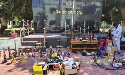 Berhampur: पुलिस ने अवैध हुक्का बार पर छापा मारा, तंबाकू और धूम्रपान सामग्री जब्त की