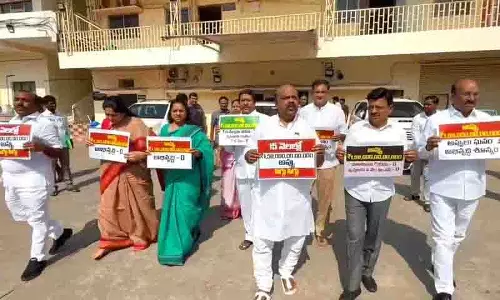 तेलंगाना परिषद में बढ़ते कर्ज के खिलाफ BRS एमएलसी ने किया विरोध प्रदर्शन