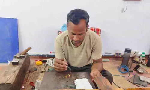 Telangana में सोने की बढ़ती कीमतें सुनारों के लिए संकट का कारण बनीं
