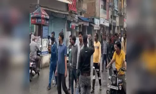 युवक की पीट-पीटकर हत्या, विरोध में फूटा गुस्सा, शहर की दुकानें बंद युवक की पीट-पीटकर हत्या, विरोध में फूटा गुस्सा, शहर की दुकानें बंद