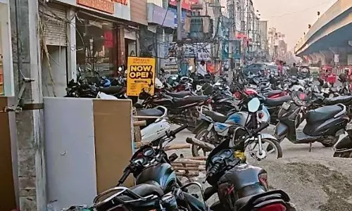 Haryana : पानीपत में फुटपाथों और सर्विस रोड पर दोपहिया वाहन Haryana : पानीपत में फुटपाथों और सर्विस रोड पर दोपहिया वाहन