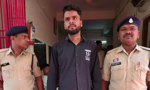 बस स्टैंड धमतरी में हेरोईन तस्कर अरेस्ट बस स्टैंड धमतरी में हेरोईन तस्कर अरेस्ट