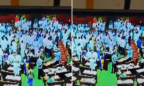 कर्नाटक विधानसभा में 4% मुस्लिम आरक्षण बिल पर हंगामा, देखें VIDEO कर्नाटक विधानसभा में 4% मुस्लिम आरक्षण बिल पर हंगामा, देखें VIDEO