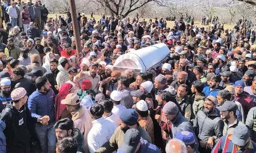 Kangan में कश्मीर के पूर्व विधायक फकीर खान की जनाजे की नमाज में हजारों लोग शामिल हुए