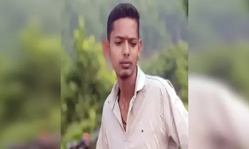 गवर्नमेंट स्कूल के क्लास रूम से युवक का खून से लथपथ शव बरामद, बड़ी संख्या में लोग घटनास्थल पर जुटे गवर्नमेंट स्कूल के क्लास रूम से युवक का खून से लथपथ शव बरामद, बड़ी संख्या में लोग घटनास्थल पर जुटे