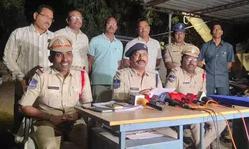 सहेली YouTube वीडियो देखकर सोने के गहने चुराने के आरोप में सलाखों के पीछे पहुंचीं