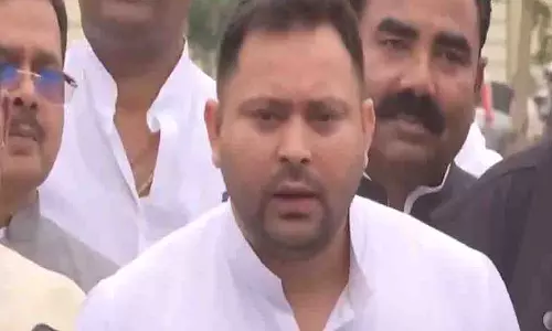 तेजस्वी यादव ने राष्ट्रगान के दौरान बोलने के लिए बिहार के सीएम की आलोचना की