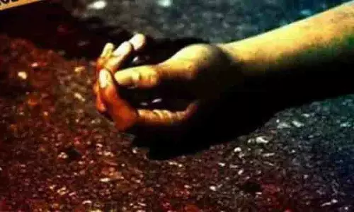 Kothagudem में नाराज महिला ने शराबी बेटे की गला घोंटकर और पीट-पीटकर हत्या कर दी