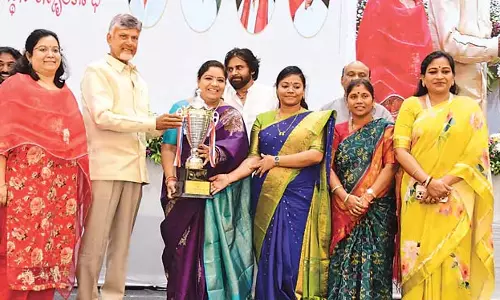Andhra: मुख्यमंत्री चंद्रबाबू नायडू विजेताओं को पुरस्कार वितरण करते