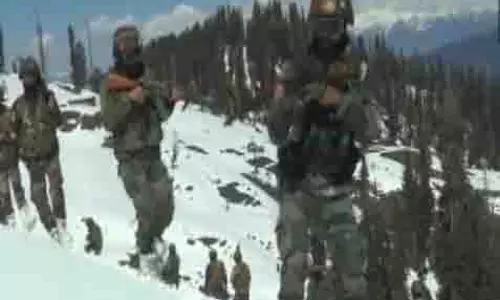 जम्मू-कश्मीर: भारतीय सेना के जवानों ने बर्फ से ढके डोडा में गश्त की