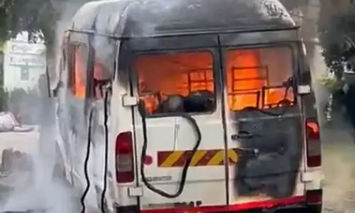 Pune: वेतन कटौती से नाराज ड्राइवर ने मिनी बस में लगाई आग, चार लोग जिंदा जले