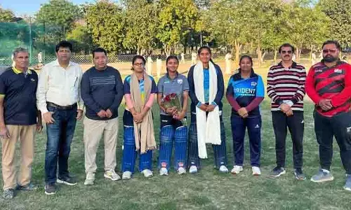 महिला क्रिकेटरों सुरभि, Anjali, शिवानी को अच्छे प्रदर्शन के लिए सम्मानित किया महिला क्रिकेटरों सुरभि, Anjali, शिवानी को अच्छे प्रदर्शन के लिए सम्मानित किया