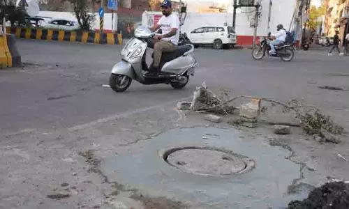 MC ने लाडोवाली रोड पर असमान मैनहोल ढक्कन को समतल किया