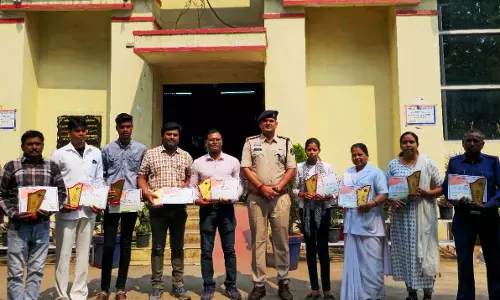सराहनीय पहल: थाना प्रभारी ने मेधावी छात्रों और कर्मठ सेवकों को सम्मानित कर किया प्रोत्साहित सराहनीय पहल: थाना प्रभारी ने मेधावी छात्रों और कर्मठ सेवकों को सम्मानित कर किया प्रोत्साहित