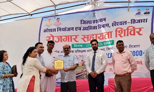Khairthal-Tijara: जिला कलेक्टर ने किया रोजगार मेले का निरीक्षण