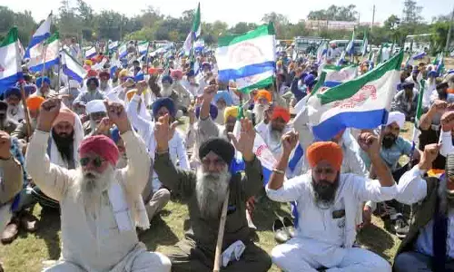Amritsar: नेताओं को हिरासत में लेने और टेंट उखाड़ने के लिए राज्य सरकार की आलोचना की