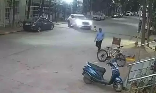 Kukatpalli में ड्राइवर ने सड़क पर बैठे 2 साल के बच्चे को कुचला