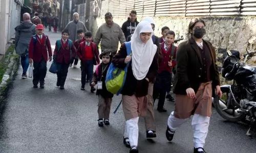 Srinagar में एक साथ स्कूल बंद होने से लोगों में दहशत, समय में बदलाव की मांग बढ़ी Srinagar में एक साथ स्कूल बंद होने से लोगों में दहशत, समय में बदलाव की मांग बढ़ी