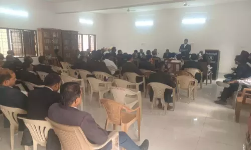 कोर्ट में संकट! अधिवक्ताओं ने न्यायाधीश के खिलाफ खोला मोर्चा कोर्ट में संकट! अधिवक्ताओं ने न्यायाधीश के खिलाफ खोला मोर्चा