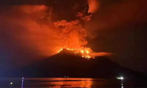 Indonesia में ज्वालामुखी फटने से बाली की कई उड़ानें रद्द, 14 दिन का आपातकाल घोषित Indonesia में ज्वालामुखी फटने से बाली की कई उड़ानें रद्द, 14 दिन का आपातकाल घोषित