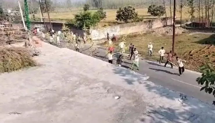 Bareilly :जुमे की नमाज के दौरान मुस्लिम समुदाय के दो गुटों में झड़प Bareilly :जुमे की नमाज के दौरान मुस्लिम समुदाय के दो गुटों में झड़प