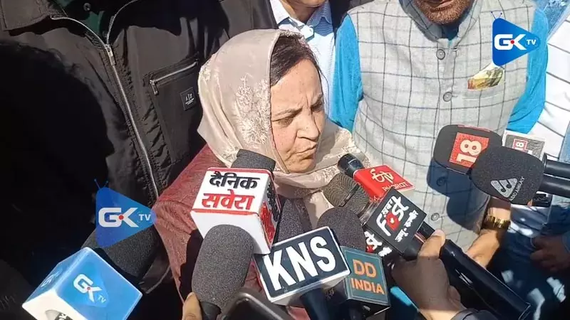 मंत्री सकीना इटू ने अनंतनाग अग्नि पीड़ितों से मुलाकात की मंत्री सकीना इटू ने अनंतनाग अग्नि पीड़ितों से मुलाकात की