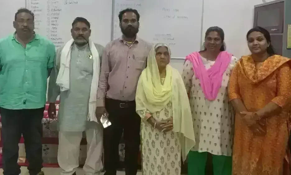 Varanasi: महिला को लगभग 32 साल बाद उसके बेटों और परिजनों ने जीवित देखा Varanasi: महिला को लगभग 32 साल बाद उसके बेटों और परिजनों ने जीवित देखा