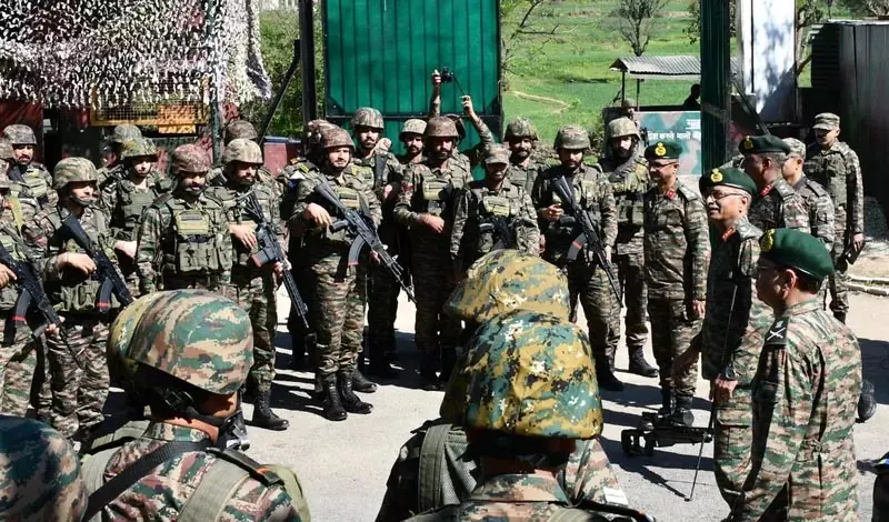 सेना कमांडर ने राजौरी में नियंत्रण रेखा पर सुरक्षा स्थिति और परिचालन तैयारियों की समीक्षा की सेना कमांडर ने राजौरी में नियंत्रण रेखा पर सुरक्षा स्थिति और परिचालन तैयारियों की समीक्षा की