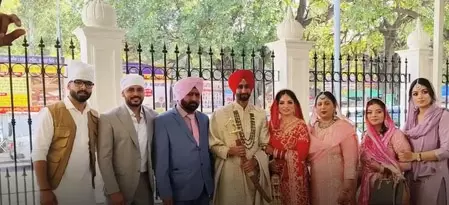 जालंधर : शादी के बंधन में बंधे हॉकी खिलाड़ी ओलंपियन मंदीप सिंह और उदिता दूहन जालंधर : शादी के बंधन में बंधे हॉकी खिलाड़ी ओलंपियन मंदीप सिंह और उदिता दूहन