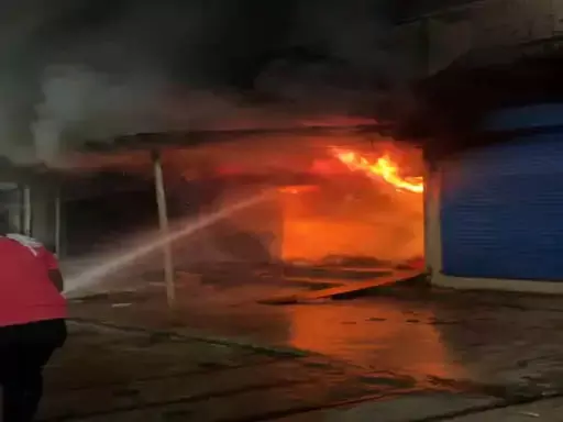 कपड़ा शॉप में आगजनी से 20 लाख का नुकसान, पहले हुआ विस्फोट फिर धधकती आग कपड़ा शॉप में आगजनी से 20 लाख का नुकसान, पहले हुआ विस्फोट फिर धधकती आग