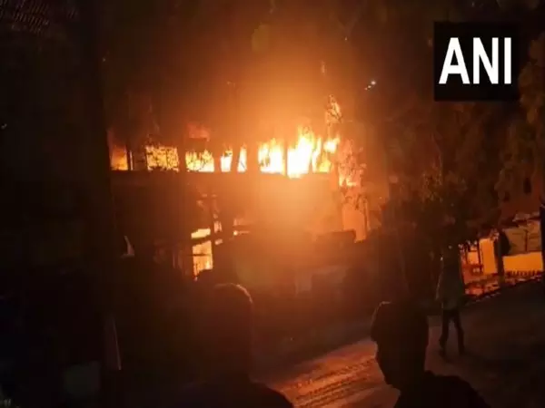 Mumbai में भीषण आग लगी, किसी के हताहत होने की खबर नहीं Mumbai में भीषण आग लगी, किसी के हताहत होने की खबर नहीं