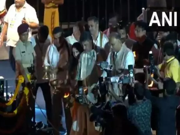 उपमुख्यमंत्री डीके शिवकुमार ने Bengaluru में कावेरी आरती की उपमुख्यमंत्री डीके शिवकुमार ने Bengaluru में कावेरी आरती की