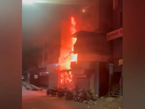 Pune में एक गोदाम में लगी आग पर काबू पाया गया, किसी के हताहत होने की खबर नहीं Pune में एक गोदाम में लगी आग पर काबू पाया गया, किसी के हताहत होने की खबर नहीं