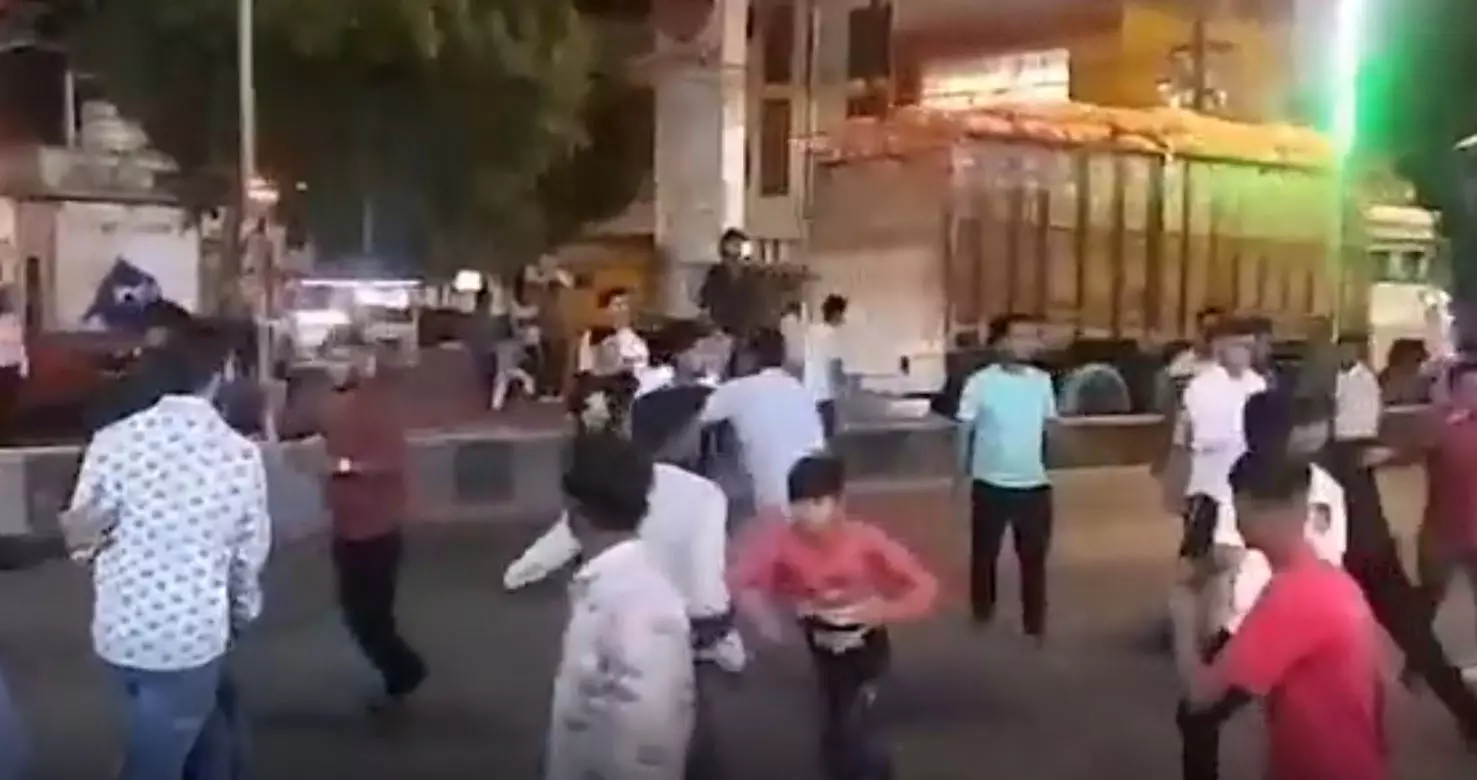 श्रद्धालुओं और फल विक्रेताओं के बीच झगड़ा, सड़क को बनाया जंग का अखाड़ा श्रद्धालुओं और फल विक्रेताओं के बीच झगड़ा, सड़क को बनाया जंग का अखाड़ा