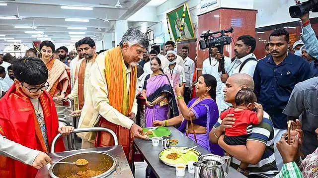 तिरुपति देवस्थानम में केवल हिंदुओं को ही काम करने की अनुमति दी जाएगी: CM Naidu तिरुपति देवस्थानम में केवल हिंदुओं को ही काम करने की अनुमति दी जाएगी: CM Naidu
