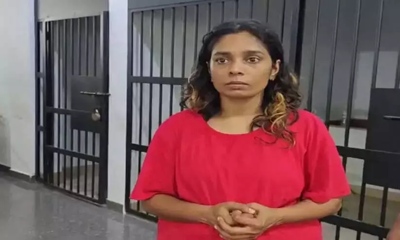 महिला के निजी अंगों में छिपाया गया MDMA ; गिरफ्तार की गई अनिला रवींद्रन पुलिस का निशाना महिला के निजी अंगों में छिपाया गया MDMA ; गिरफ्तार की गई अनिला रवींद्रन पुलिस का निशाना