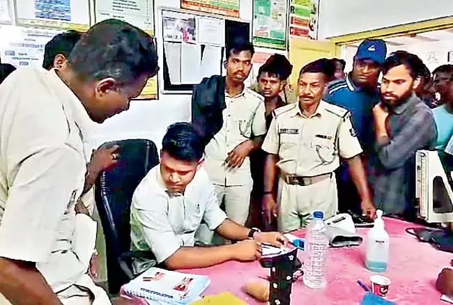 Odisha: ग्रामीणों ने पुलिस पर हमला किया Odisha: ग्रामीणों ने पुलिस पर हमला किया
