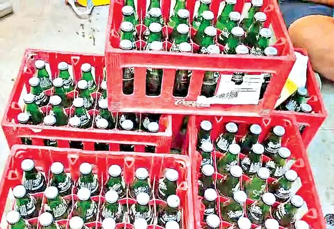 Odisha: लोकप्रिय ब्रांडों के शीतल पेय की बोतलों में मिलावटी शराब बेच रहे Odisha: लोकप्रिय ब्रांडों के शीतल पेय की बोतलों में मिलावटी शराब बेच रहे