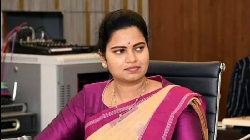 रजनी ने YSRC विरोधी टिप्पणी के लिए राजशेखर की आलोचना की रजनी ने YSRC विरोधी टिप्पणी के लिए राजशेखर की आलोचना की