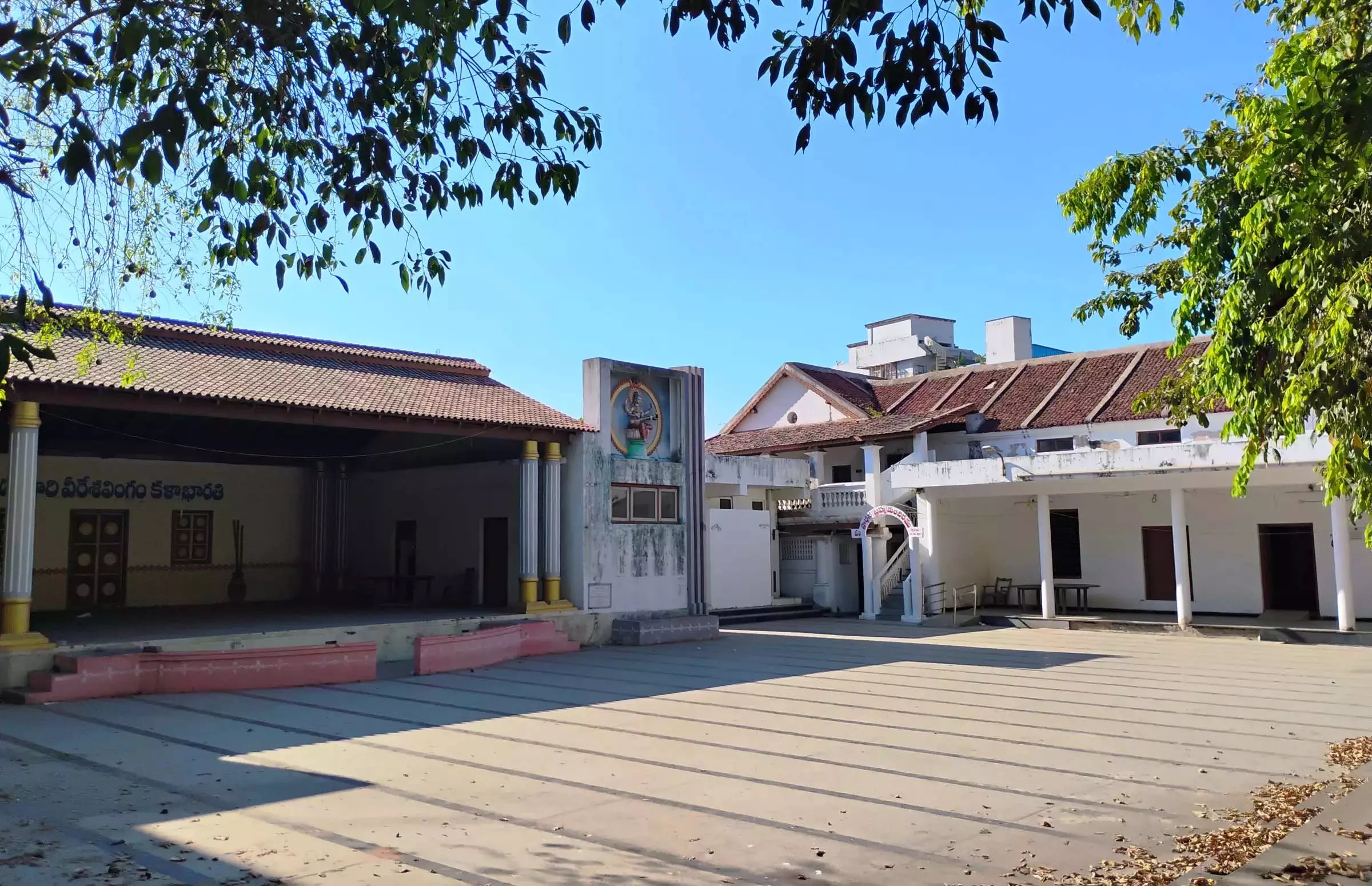 AP: वीरसलिंगम के टाउन हॉल ने रखरखाव के लिए दान मांगा AP: वीरसलिंगम के टाउन हॉल ने रखरखाव के लिए दान मांगा