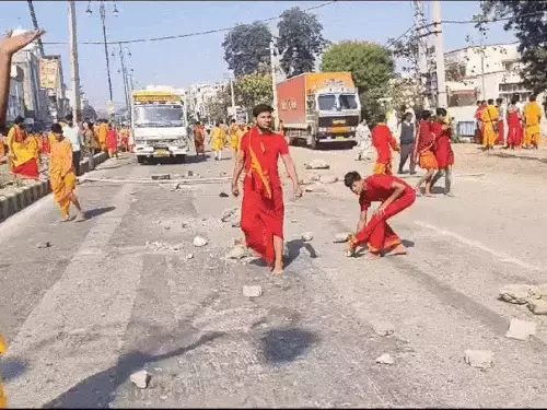महायज्ञ में फायरिंग से खलबली, जमकर हंगामा, स्थिति तनावपूर्ण महायज्ञ में फायरिंग से खलबली, जमकर हंगामा, स्थिति तनावपूर्ण