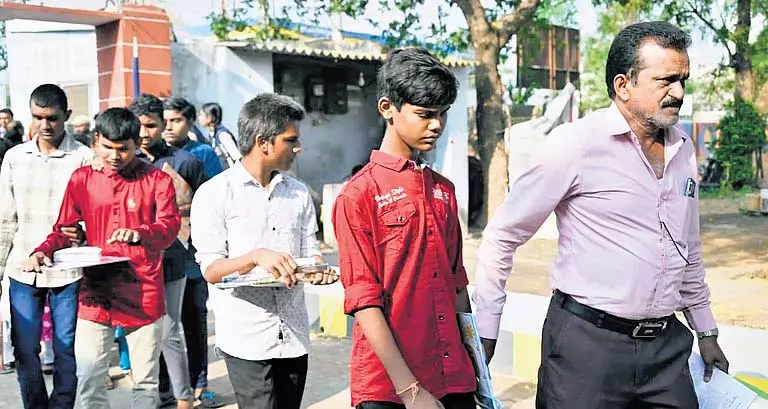 SSC Exam: कर्तव्य में लापरवाही के लिए पांच अधिकारी निलंबित SSC Exam: कर्तव्य में लापरवाही के लिए पांच अधिकारी निलंबित
