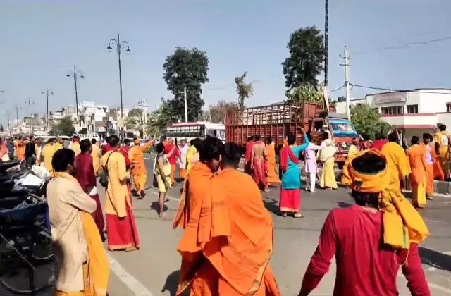 Haryana : महायज्ञ के दौरान फायरिंग, गुस्साए ब्राह्मणों ने किया हंगामा Haryana : महायज्ञ के दौरान फायरिंग, गुस्साए ब्राह्मणों ने किया हंगामा