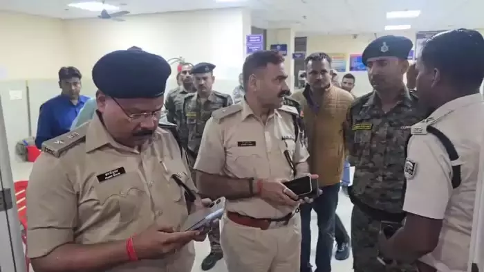 मारा गया मोस्ट वांटेड, मुठभेड़ में 6 पुलिसकर्मी घायल, VIDEO मारा गया मोस्ट वांटेड, मुठभेड़ में 6 पुलिसकर्मी घायल, VIDEO